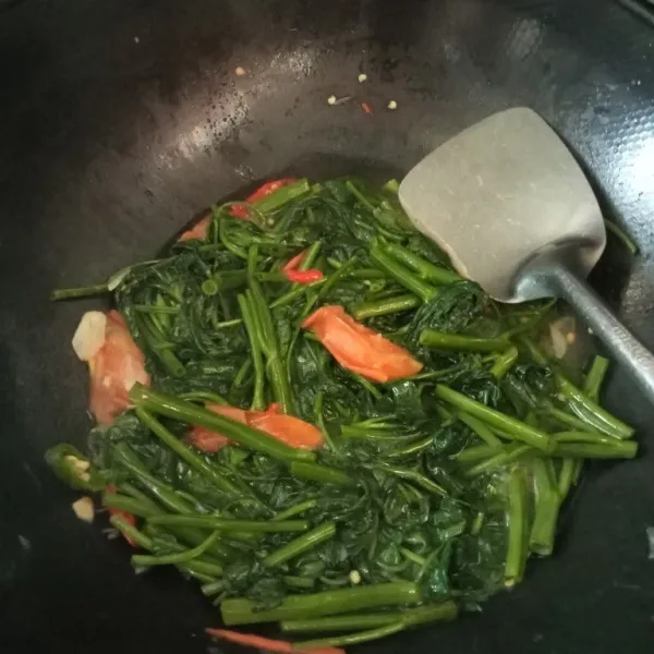 Setelah mendidih, masukkan kangkung. Diaduk-aduk sebentar, beri garam, tes rasa, dan matikan api.`