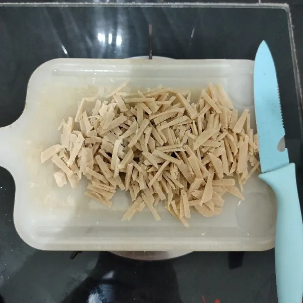 Iris bakso sapi kecil memanjang. Sisihkan.