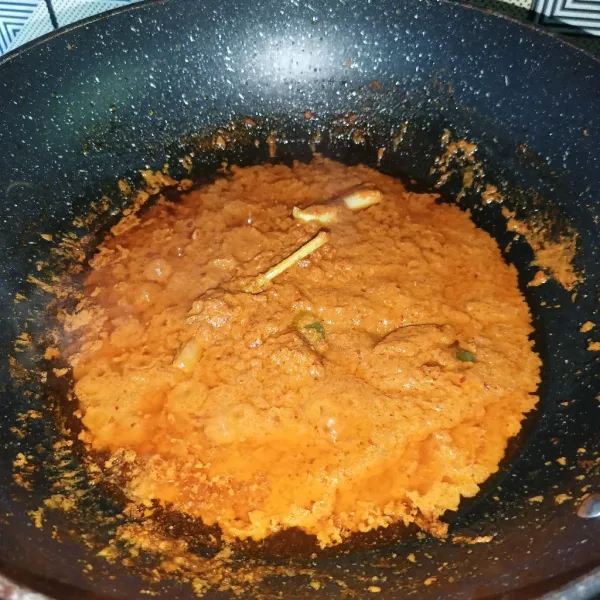 Tumis bumbu halus, serai, lengkuas, daun kunyit, daun salam, dan daun jeruk sampai bumbu matang.