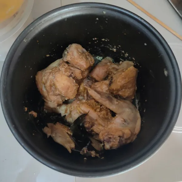 Masak hingga bumbu meresap.
