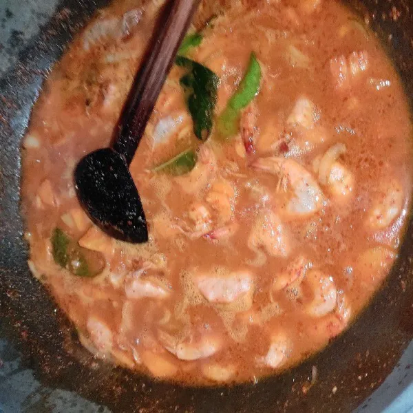 Masak hingga udang dan wortelnya empuk, tambahkan saus sambal, saus tiram, garam, gula, dan kaldu jamur dan kecap. Aduk-aduk hingga merata.