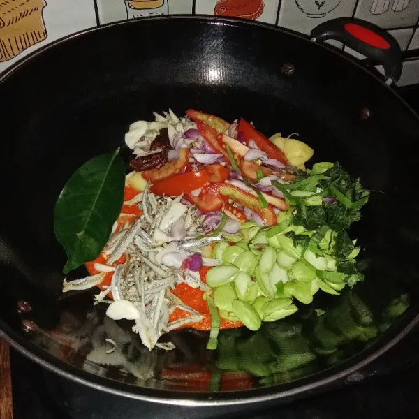 Setelah semua bahan tercampur dalam wajan,