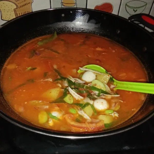 Aduk semua bahan dan masak hingga matang, jangan lupa tambahkan garam dan gula pasir serta icip rasa.