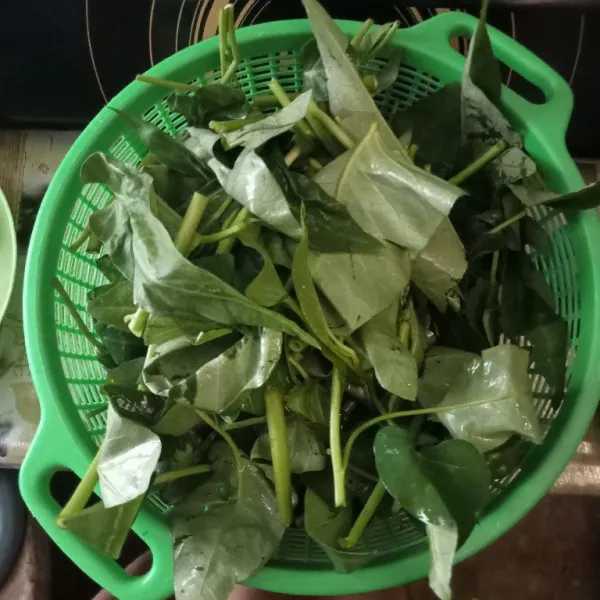 Siapkan kangkung.