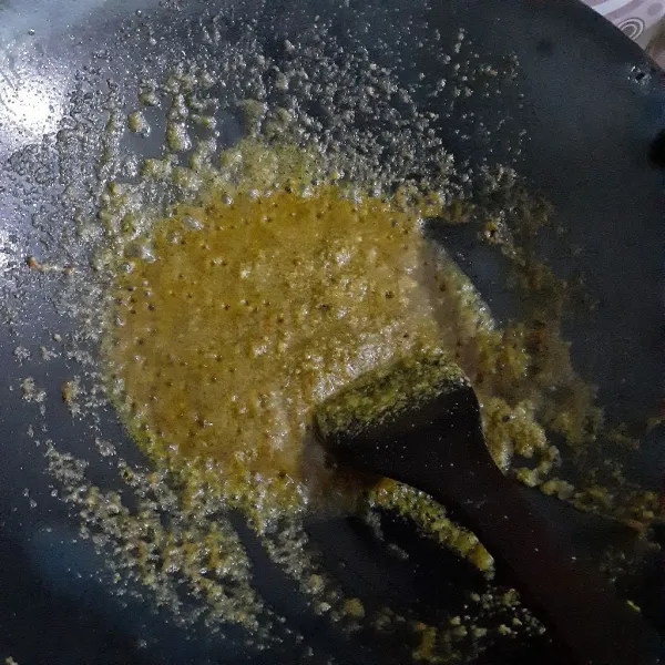 Panaskan minyak sayur dengan api sedang dan tumis bumbu halus hingga tidak berbau langu.