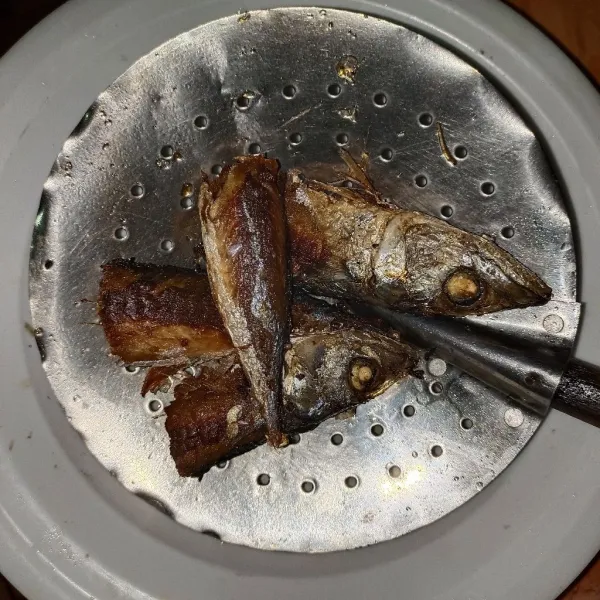 Goreng juga ikan pindang sampai kecoklatan, tiriskan