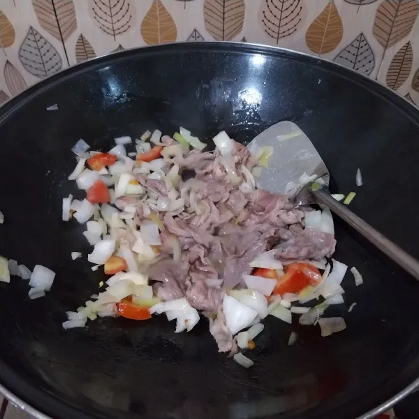Tumis bawang putih, bawang bombay, dan tomat. Lalu masukkan beef slice, tumis sampai matang.
