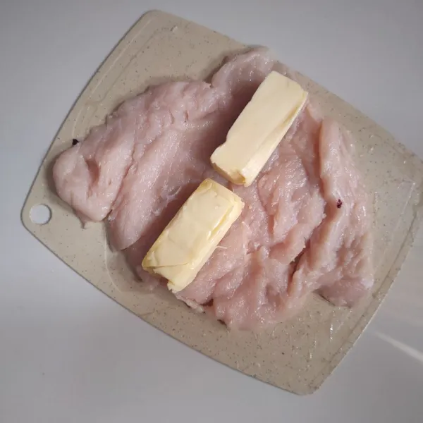 Beri keju mozzarella, kemudian gulung.