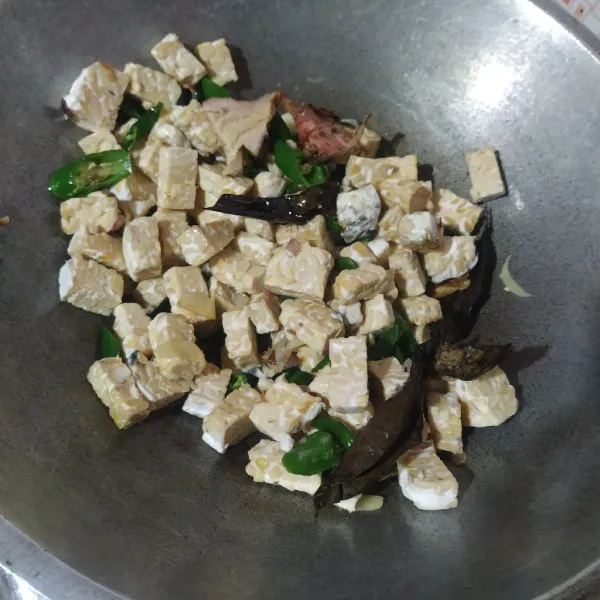 Masukkan juga tempe,aduk rata