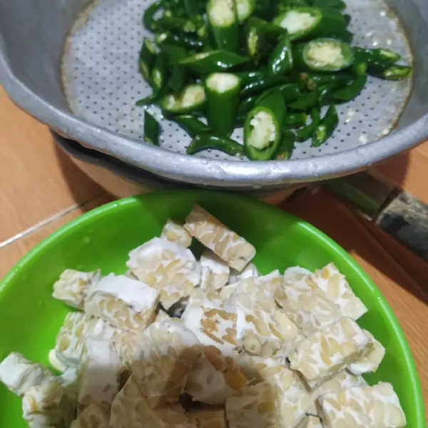 Potong dadu tempe,iris serong cabe hijau