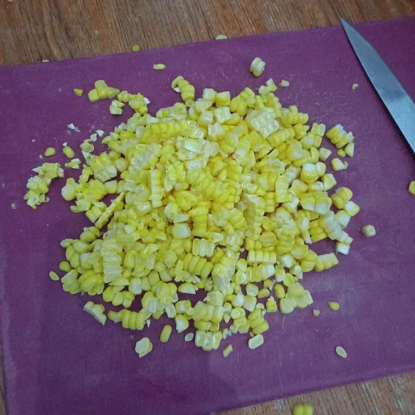 Cuci bersih jagung dan pipil jagung manis menggunakan pisau
