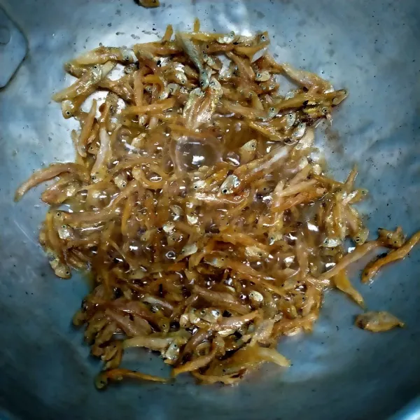 Goreng teri hingga matang
