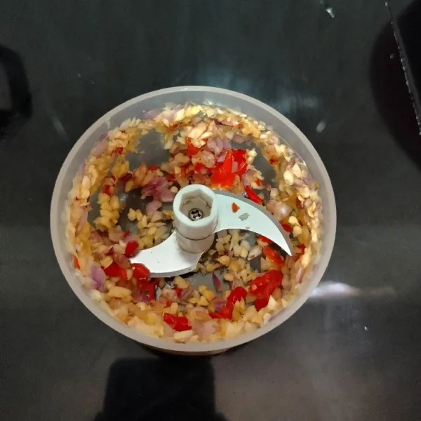 Masukkan cabai rawit,bawang merah,dan bawang putih ke dalam chopper. Lalu proses cincang kasar saja.