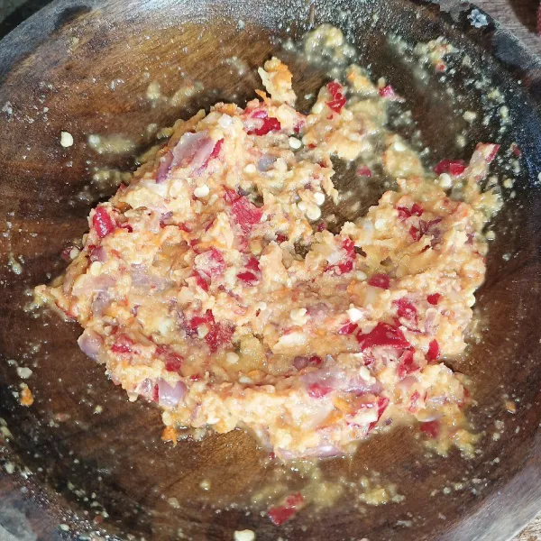 Ulek bumbu sampai halus.