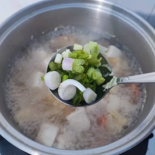 Masukkan irisan daun bawang sesaat sebelum kompor dimatikan. Sajikan selagi hangat.