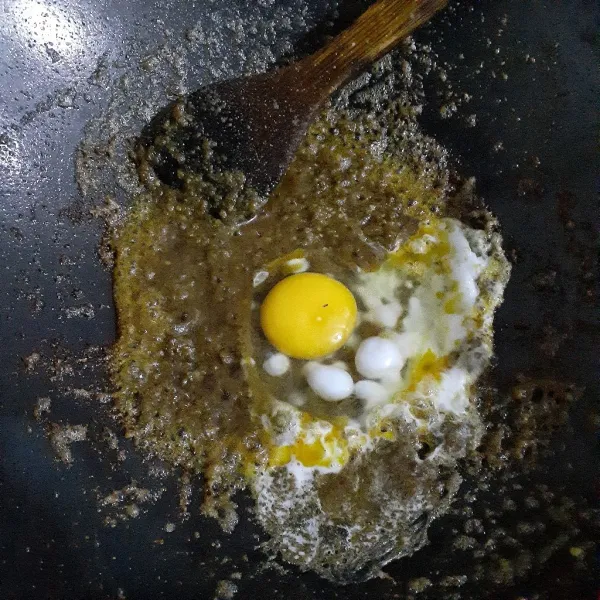 Masukkan telur ayam, tunggu hingga telur setengah matang lalu orak arik telur.