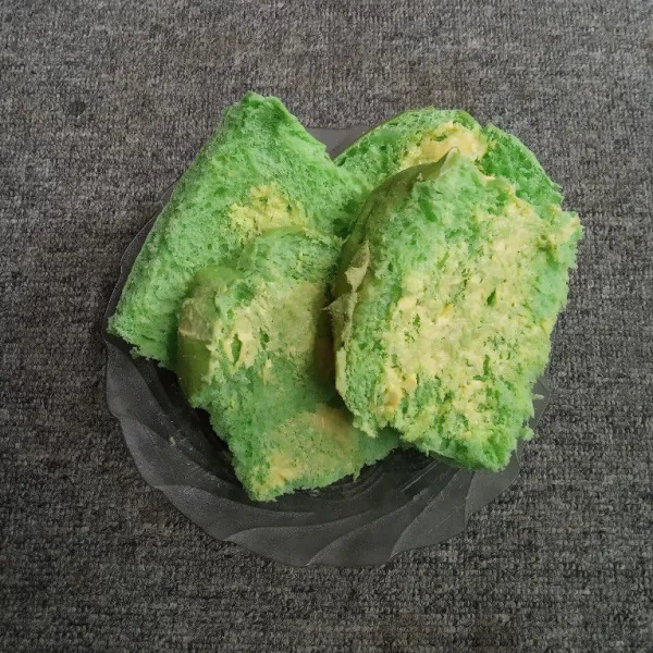 Olesi setiap permukaan roti dengan margarin.