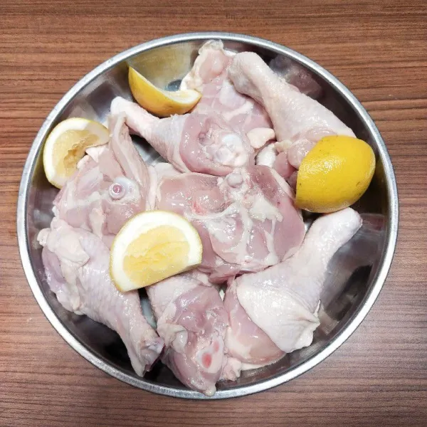 Marinasi ayam dengan jeruk nipis, garam, dan lemon selama 30 menit.