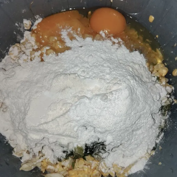 Campurkan jagung dengan irisan bawang merah, bawang putih, daun bawang, garam, merica bubuk, penyedap rasa, tepung terigu, tepung beras, dan telur. Aduk hingga rata.