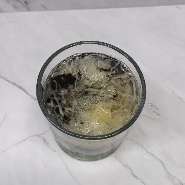 Tambahkan air. Beri garnish dried lemon. Sajikan.