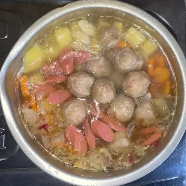 Masukkan bakso dan sosis.