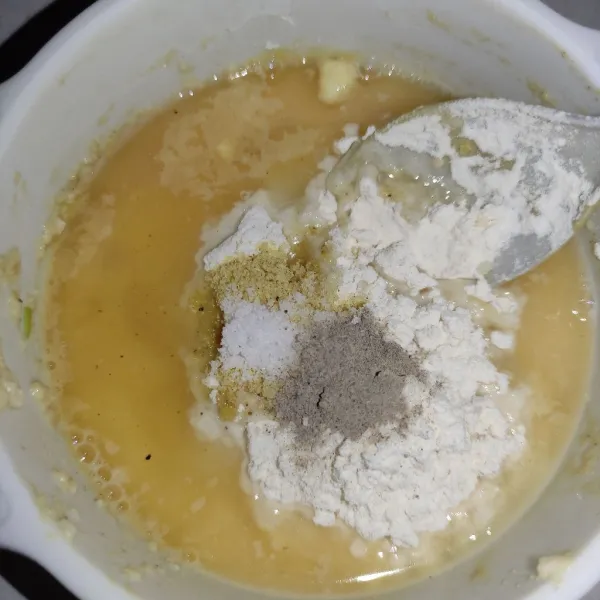 Tambahkan air, masukkan garam dan penyedap rasa.