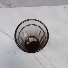Siapkan gelas. Masukkan sirup gula.