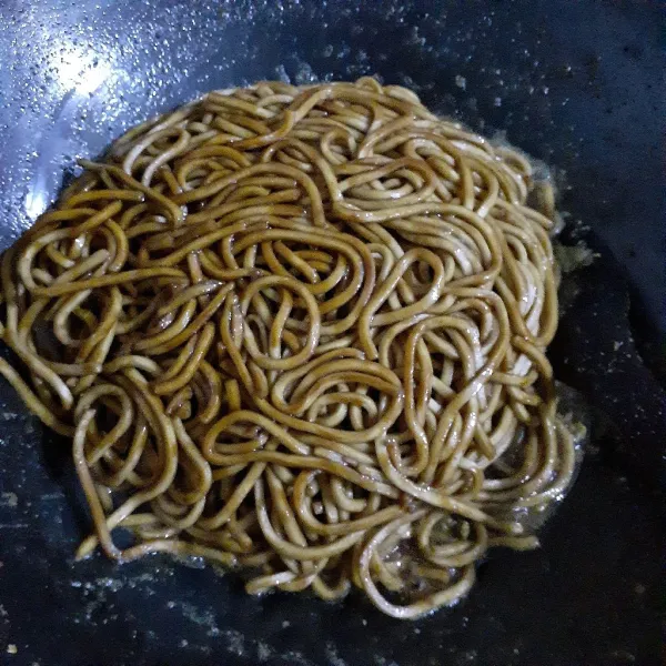 Masukkan mie, aduk rata dan masak hingga mie matang.