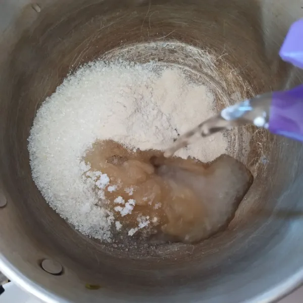 Tambahkan air dan pasta pandan, kemudian aduk rata
