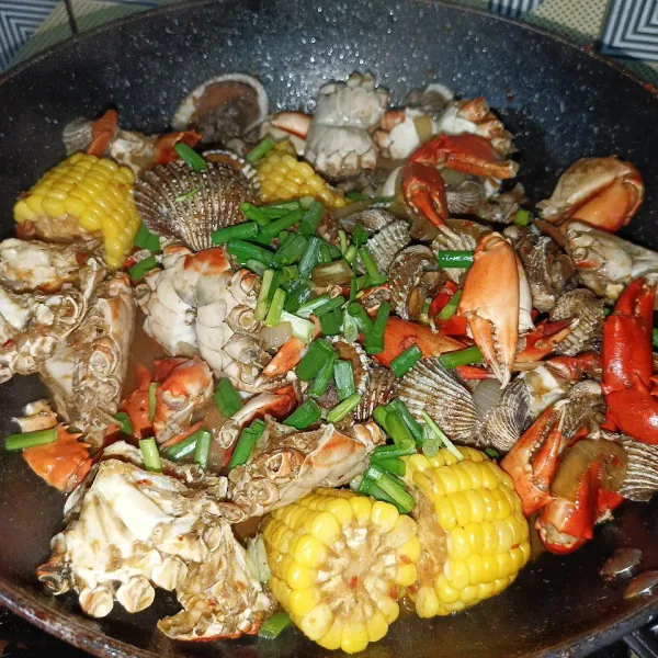 Masak sampai matang dan kuah mengental, terakhir tambahkan irisan daun bawang. Aduk-aduk dan koreksi rasanya, siap disajikan.