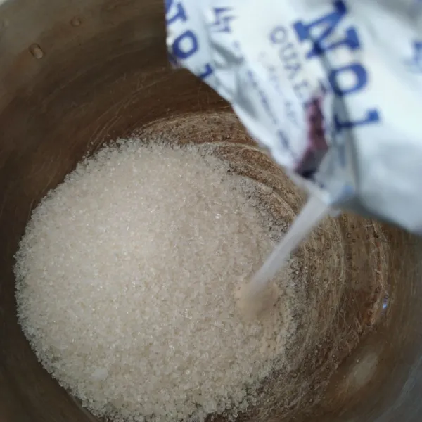 Masukkan tepung agar-agar putih, gula pasir, garam dan vanili bubuk ke dalam panci