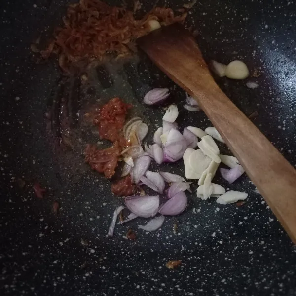 Sisihkan udang rebon di pinggir wajan, kemudian tumis semua bumbu hingga harum.