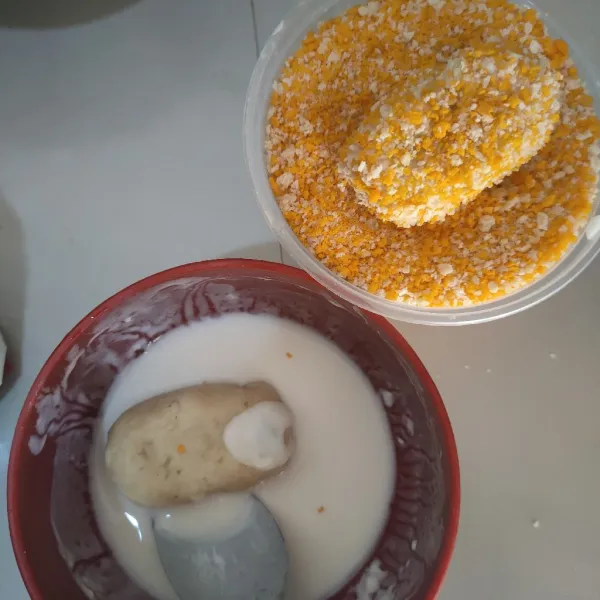 Larutkan 2 sdm tepung terigu dengan 80 ml air, celupkan kroket ke adonan basah, kemudian baluri dengan tepung panir.