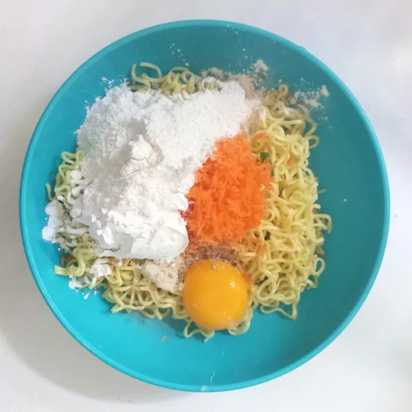 Campur mie, telur, tepung tapioka, tepung serbaguna, wortel parut, irisan bawang daun, bawang goreng, garam, lada, dan kaldu bubuk.