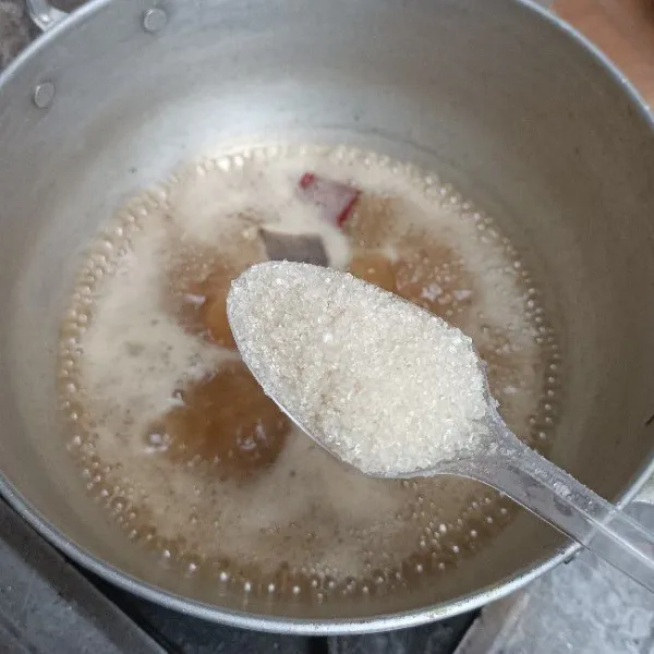 Tambahkan gula pasir.