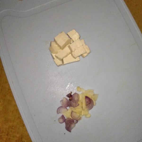 Rajang bawang merah, bawang putih, dan tahu.