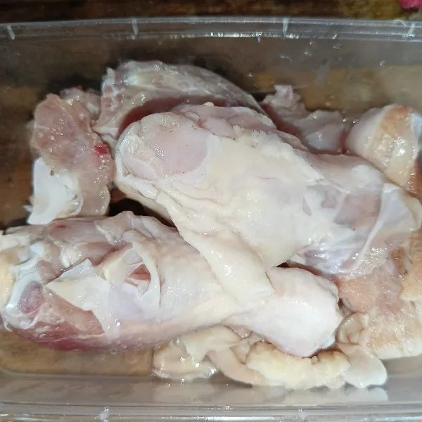 Potong-potong ayam sesuai selera.