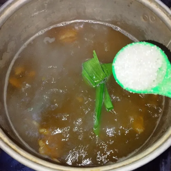 Masukkan gula pasir, garam, gula merah, jahe, dan daun pandan. Aduk hingga rata.