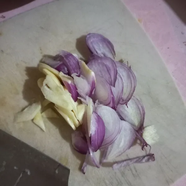 Iris bawang, sisihkan. Siapkan bumbu halus, sisihkan.