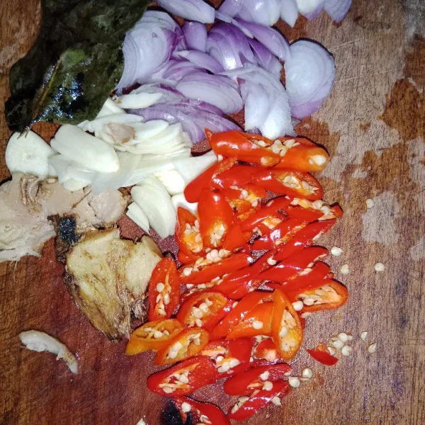 Iris iris bumbu, geprek jahe dan lengkuas.