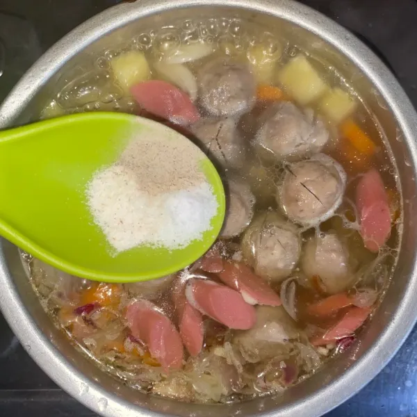 Bumbui dengan garam, kaldu bubuk dan merica. Masak sampai semua bahan dan sayuran matang.