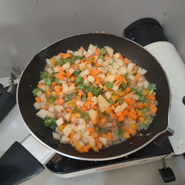 Masukan kentang, wortel dan buncis, beri air, kemudian masak hingga kentang dan wortel empuk, bumbui dengan kaldu jamur.