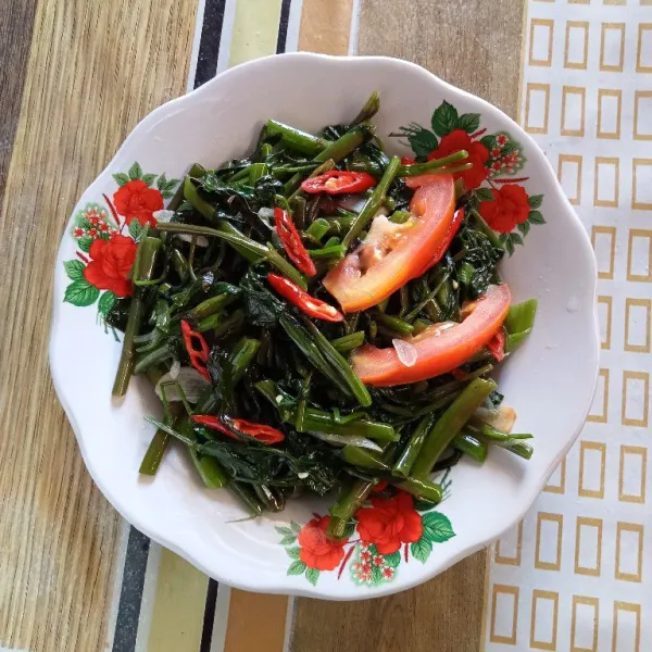Tumis kangkung siap disajikan.