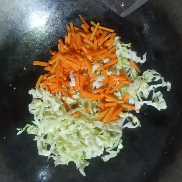 Masukkan wortel & kol,beri sedikit air,masak sampai sayuran empuk