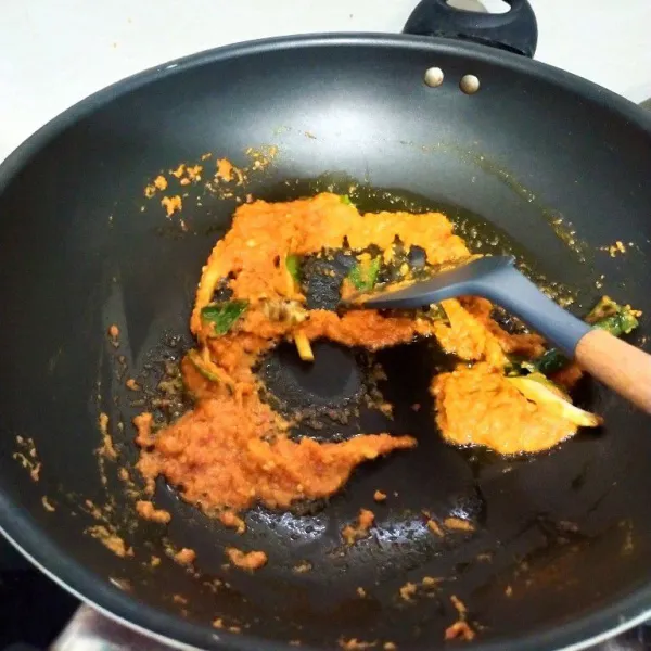 Tumis bumbu yang telah dihaluskan, tambahkan serai, daun salam dan daun jeruk. Tumis sampai wangi dan keluar minyak.