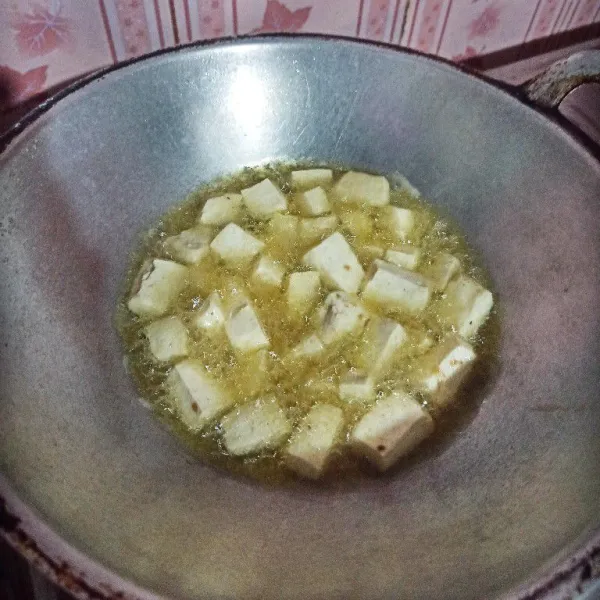 Cuci bersih tahu, potong dadu kemudian goreng hingga matang. Setelan matang angkat dan tiriskan.