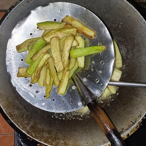 Goreng terong sampai matang, tiriskan