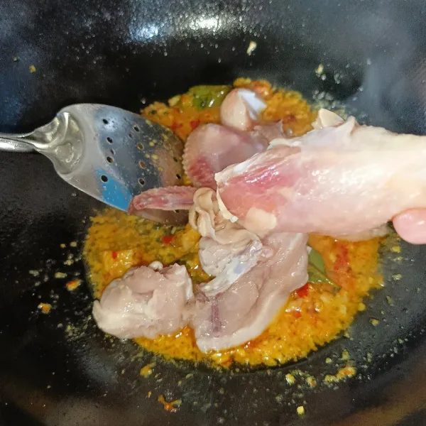 Masukkan ayam dan aduk-aduk sampai ayam kaku.