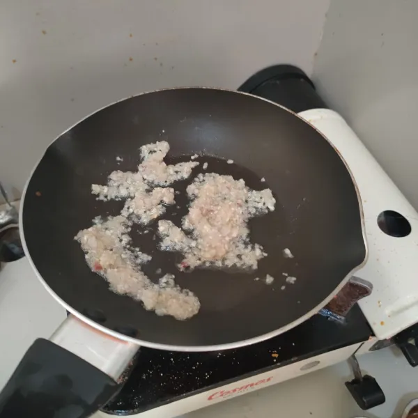 Haluskan bawang merah dan bawang putih, kemudian tumis hingga wangi.