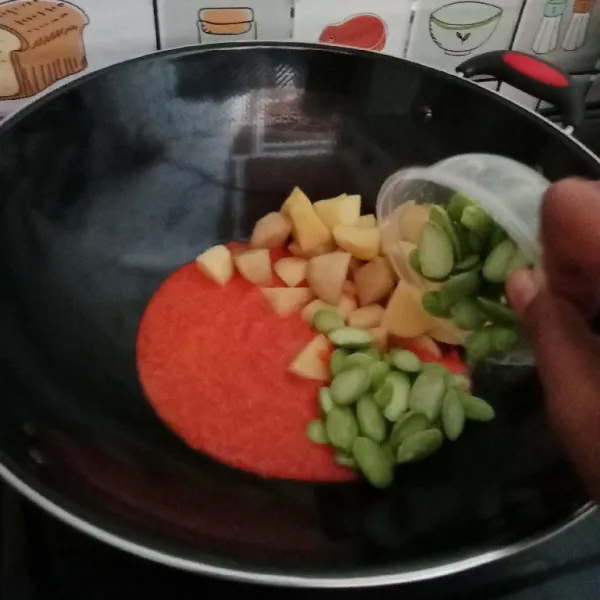 Kemudian masukan kentang, biji petai dan ikan teri rebus.